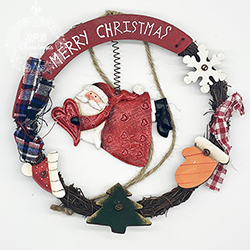 Венок плетеный «Летящий Дед Мороз с сердцем» (дерево, керамика, 16см)